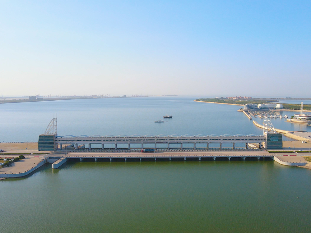 濰坊白浪河防潮閘：建于入?？诜凵迟|(zhì)海岸潮下帶，與船閘共用邊墩，